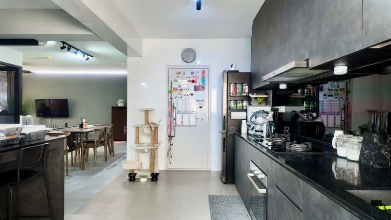 463A Bukit Batok Street 41 HDB Flat For Sale at S$ 780,000 | PropertyGuru Singapore - Kitchen