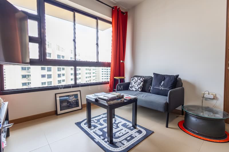 467C Bukit Batok West Avenue 9 HDB Flat For Sale at S$ 415,000 | PropertyGuru Singapore - Living Room