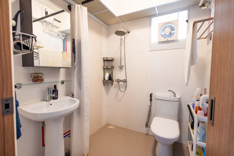 467C Bukit Batok West Avenue 9 HDB Flat For Sale at S$ 415,000 | PropertyGuru Singapore - Bathroom