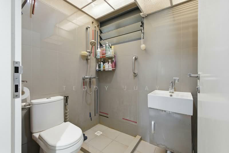 308C Punggol Walk HDB Flat For Sale at S$ 750,000 | PropertyGuru Singapore - Bathroom
