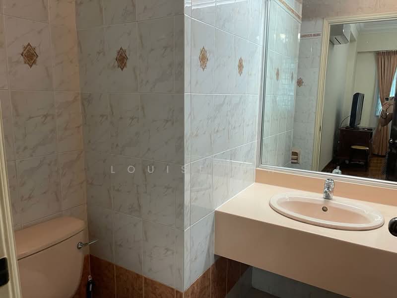 Hume Park I Condominium For Sale at S$ 2,440,000 | PropertyGuru Singapore - Bathroom