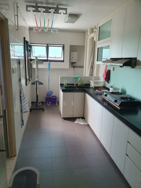 273B Jurong West Avenue 3 HDB Flat For Sale at S$ 550,000 | PropertyGuru Singapore - Kitchen
