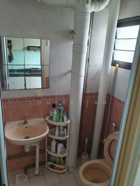 273B Jurong West Avenue 3 HDB Flat For Sale at S$ 550,000 | PropertyGuru Singapore - Bathroom