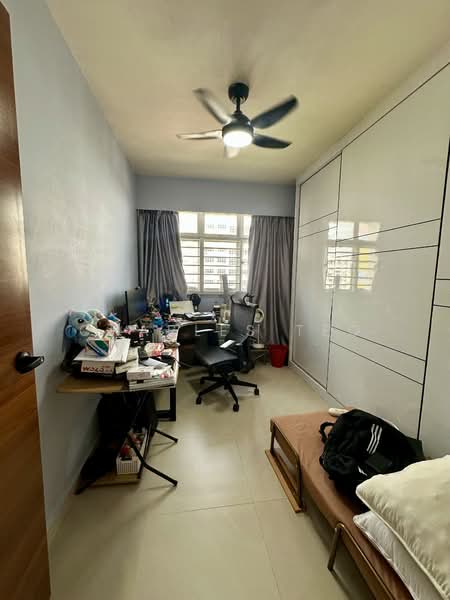 812B Choa Chu Kang Avenue 7 HDB Flat For Sale at S$ 768,000 | PropertyGuru Singapore - Common Bedroom