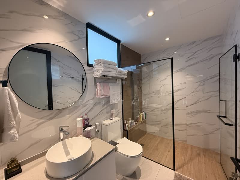 Eastwood Ville Terraced House For Sale at S$ 4,388,000 | PropertyGuru Singapore - Bathroom