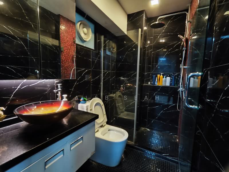 919 Hougang Avenue 4 HDB Flat For Sale at S$ 800,000 | PropertyGuru Singapore - Bathroom
