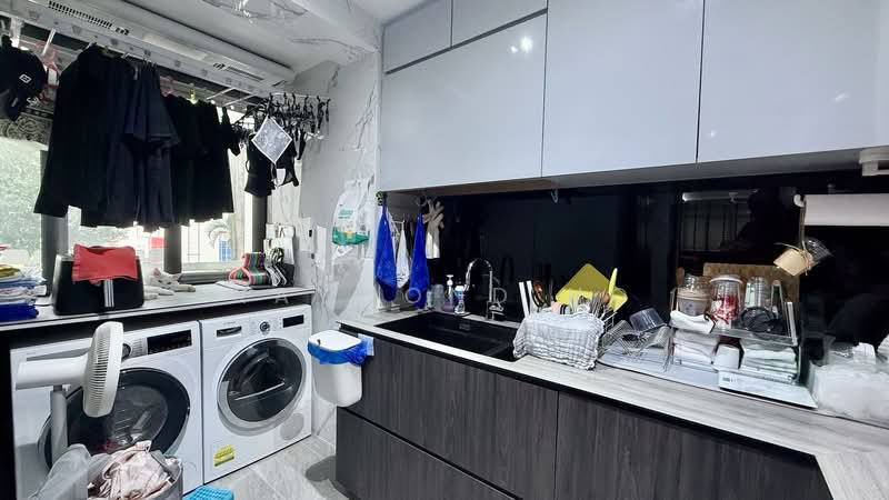 21 Holland Drive HDB Flat For Sale at S$ 1,100,000 | PropertyGuru Singapore - Kitchen