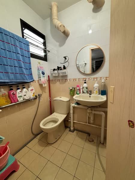 703 Yishun Avenue 5 HDB Flat For Sale at S$ 435,000 | PropertyGuru Singapore - Bathroom