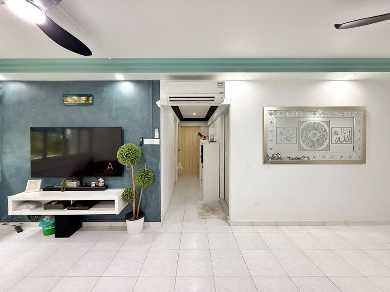 452 Choa Chu Kang Avenue 4 HDB Flat For Sale at S$ 550,000 | PropertyGuru Singapore - Living Room