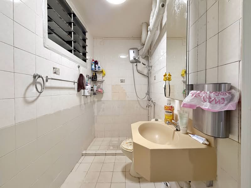 452 Choa Chu Kang Avenue 4 HDB Flat For Sale at S$ 550,000 | PropertyGuru Singapore - Bathroom