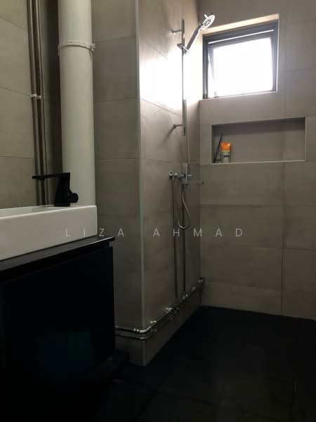 124 Tampines Street 11 HDB Flat For Sale at S$ 945,000 | PropertyGuru Singapore - Common Bathroom