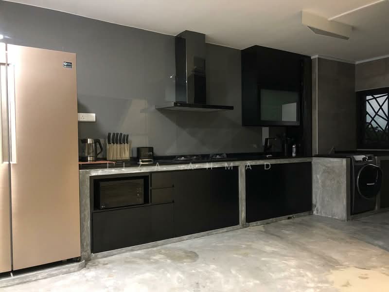 124 Tampines Street 11 HDB Flat For Sale at S$ 945,000 | PropertyGuru Singapore - Kitchen