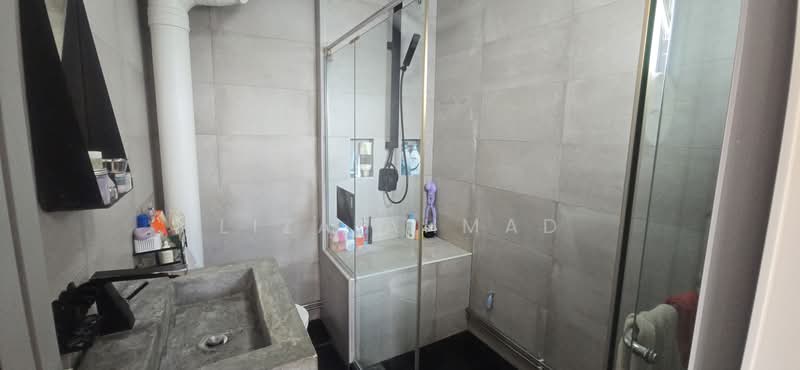 124 Tampines Street 11 HDB Flat For Sale at S$ 945,000 | PropertyGuru Singapore - Master Bathroom