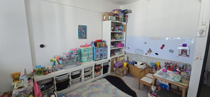 124 Tampines Street 11 HDB Flat For Sale at S$ 945,000 | PropertyGuru Singapore - Common bedroom 2