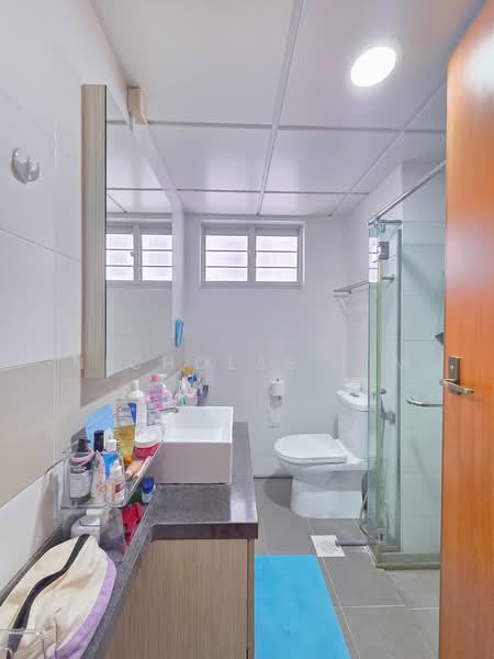 303A Punggol Central HDB Flat For Sale at S$ 778,000 | PropertyGuru Singapore - Bathroom
