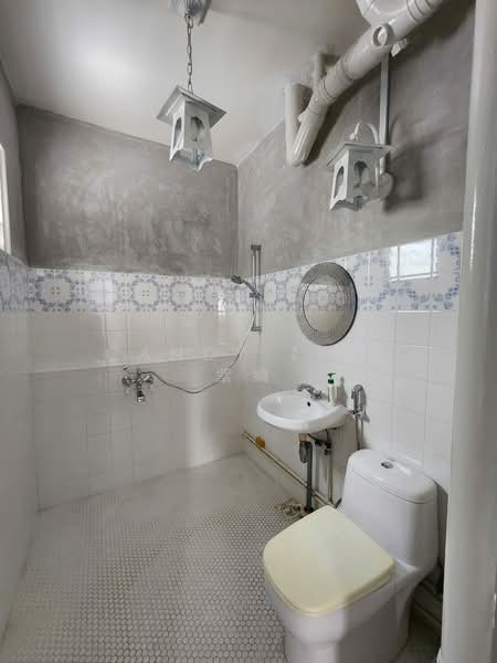 660 Hougang Avenue 8 HDB Flat For Sale at S$ 680,000 | PropertyGuru Singapore - Bathroom