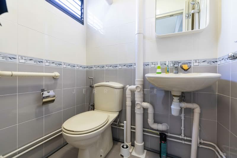 218 Ang Mo Kio Avenue 1 HDB Flat For Sale at S$ 580,000 | PropertyGuru Singapore - Bathroom