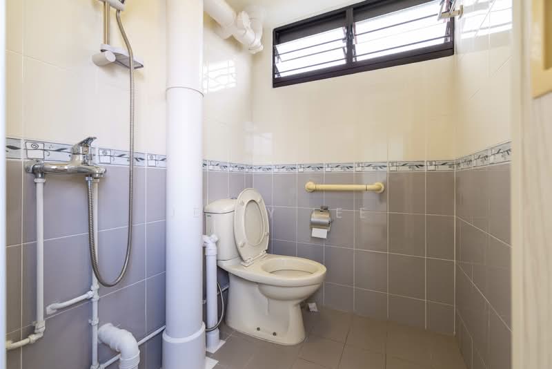 218 Ang Mo Kio Avenue 1 HDB Flat For Sale at S$ 580,000 | PropertyGuru Singapore - Bathroom