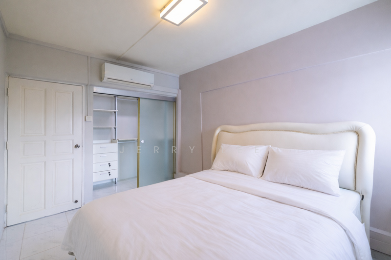 218 Ang Mo Kio Avenue 1 HDB Flat For Sale at S$ 580,000 | PropertyGuru Singapore - Master bedroom