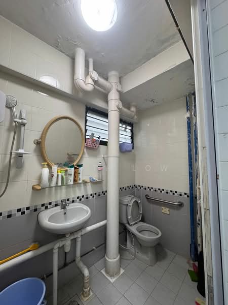 906 Tampines Avenue 4 HDB Flat For Sale at S$ 658,000 | PropertyGuru Singapore - Bathroom
