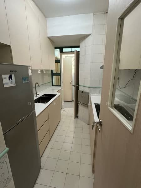 West Bay Condo Condominium For Sale at S$ 1,150,000 | PropertyGuru Singapore - Kitchen