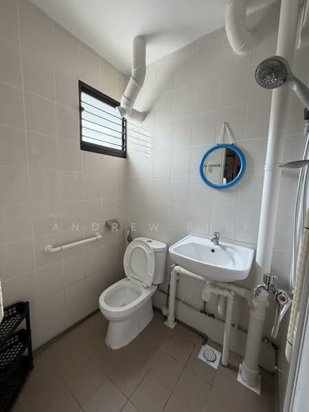 371 Clementi Avenue 4, 371 Clementi Avenue 4, 2 Bedrooms, 732 sqft, HDB Flat For Rent, by Andrew Phee, 500058640 - Bathroom - PropertyGuru.com.sg