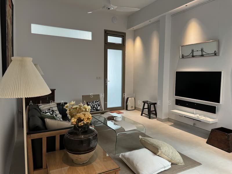 Niven Road Shophouse Ground Floor Only Newly Renovated, Niven Road, 2 Bedrooms, 1,000 sqft, Shophouse For Rent, by Shari Albahar-Carlesater, 500058667 - PropertyGuru.com.sg