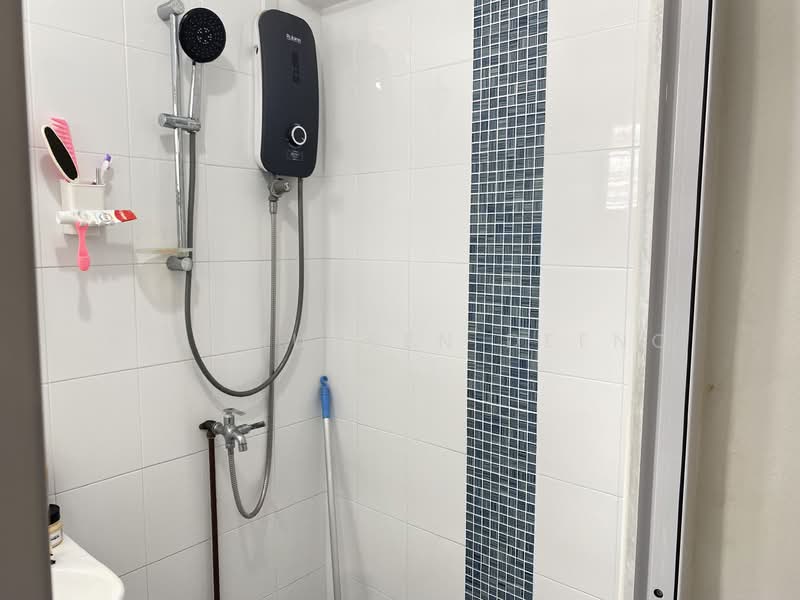 283 Bukit Batok East Avenue 3 HDB Flat For Sale at S$ 399,999 | PropertyGuru Singapore - Bathroom