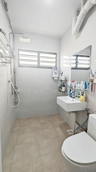 320 Yishun Central HDB Flat For Sale at S$ 569,999 | PropertyGuru Singapore - Bathroom