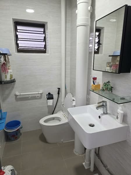 936 Jurong West Street 91 HDB Flat For Sale at S$ 428,000 | PropertyGuru Singapore - Bathroom