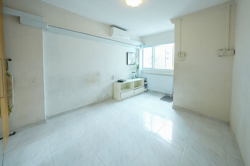 424 Tampines Street 41 HDB Flat For Sale at S$ 485,000 | PropertyGuru Singapore - Living Room