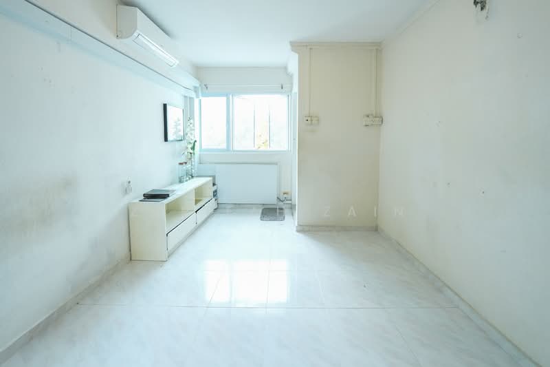 424 Tampines Street 41 HDB Flat For Sale at S$ 485,000 | PropertyGuru Singapore - Living Room