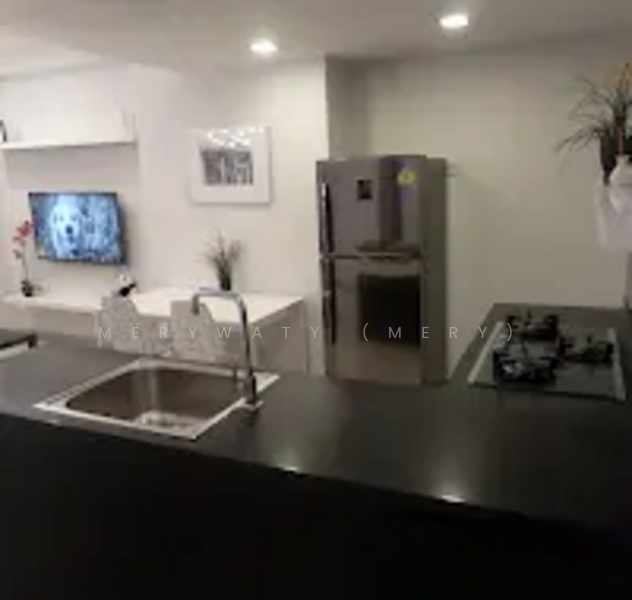 International Plaza Apartment For Sale at S$ 1,480,000 | PropertyGuru Singapore - Kitchen