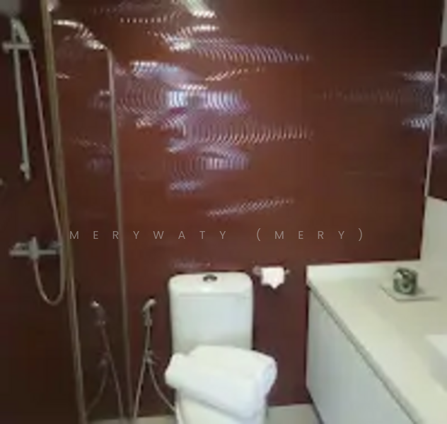 International Plaza Apartment For Sale at S$ 1,480,000 | PropertyGuru Singapore - Bathroom