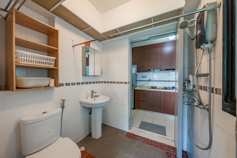 371 Jurong East Street 32 HDB Flat For Sale at S$ 320,000 | PropertyGuru Singapore - Bathroom