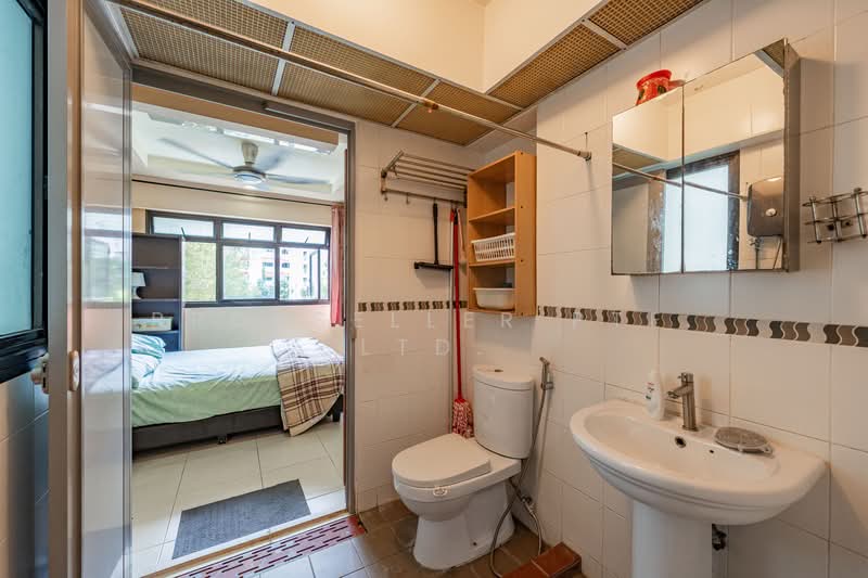371 Jurong East Street 32 HDB Flat For Sale at S$ 320,000 | PropertyGuru Singapore - Bathroom