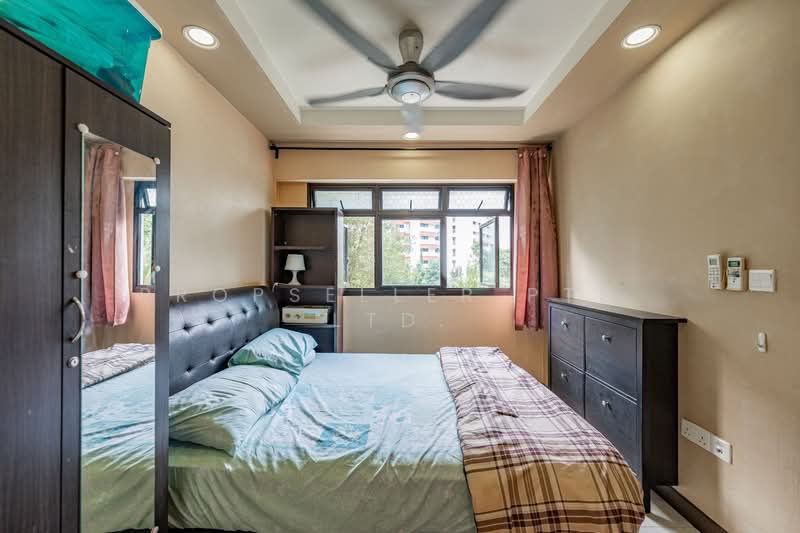 371 Jurong East Street 32 HDB Flat For Sale at S$ 320,000 | PropertyGuru Singapore - Bedroom