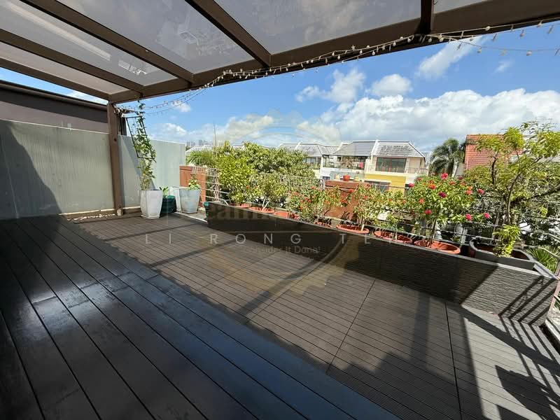 ❤️ D19 SERANGOON GARDENS WELL RENOVATED CORNER TERRACE! Corner Terrace For Sale at S$ 3,980,000 | PropertyGuru Singapore - Balcony