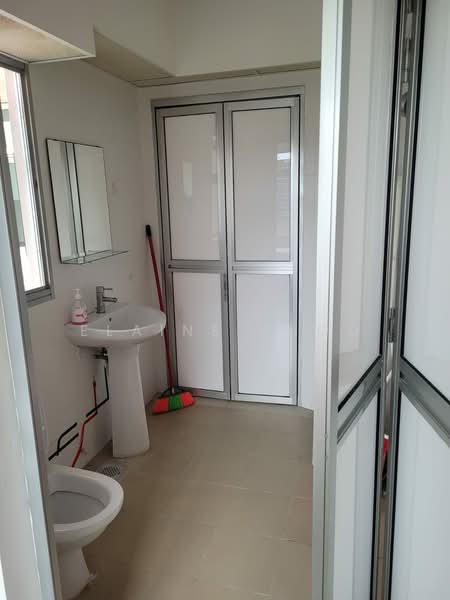 448B Bukit Batok West Avenue 9 HDB Flat For Sale at S$ 410,000 | PropertyGuru Singapore - Bathroom