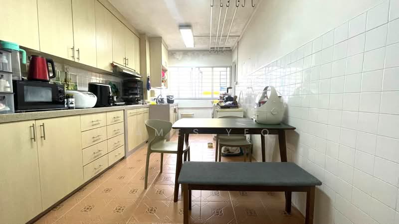 215 Tampines Street 23 HDB Flat For Sale at S$ 485,000 | PropertyGuru Singapore - Kitchen