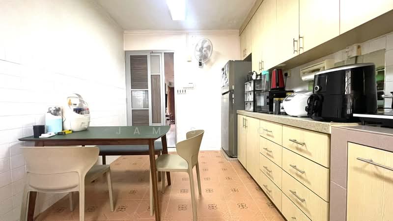215 Tampines Street 23 HDB Flat For Sale at S$ 485,000 | PropertyGuru Singapore - Kitchen