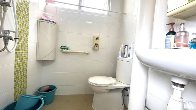 215 Tampines Street 23 HDB Flat For Sale at S$ 485,000 | PropertyGuru Singapore - Bathroom
