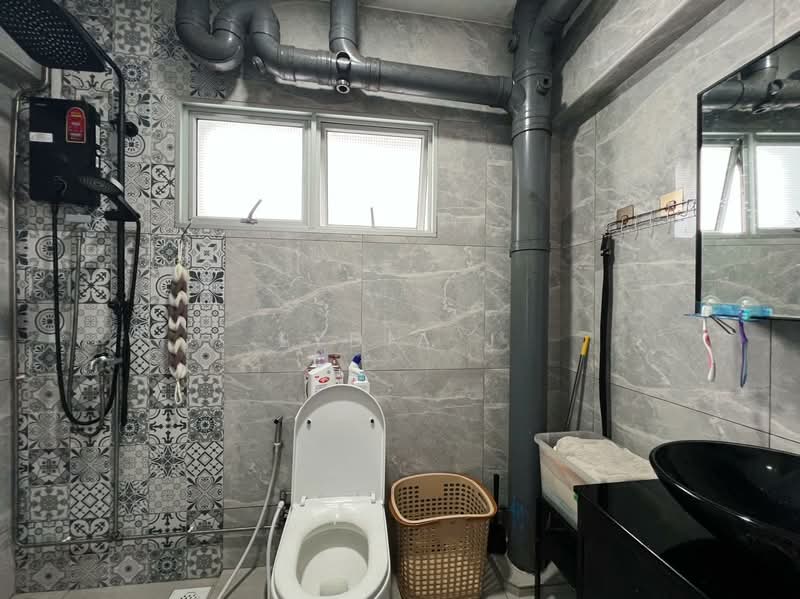 617 Woodlands Avenue 4 HDB Flat For Sale at S$ 518,000 | PropertyGuru Singapore - Bathroom