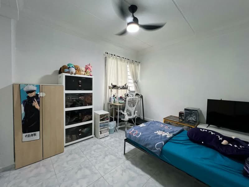 617 Woodlands Avenue 4 HDB Flat For Sale at S$ 518,000 | PropertyGuru Singapore - Bedroom