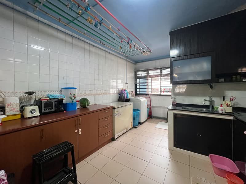 820 Jurong West Street 81 HDB Flat For Sale at S$ 590,000 | PropertyGuru Singapore - Kitchen