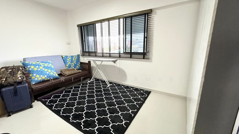 332 Jurong East Avenue 1 HDB Flat For Sale at S$ 675,000 | PropertyGuru Singapore - Common Bedroom