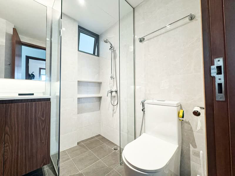 The Madeira Condominium For Sale at S$ 1,600,000 | PropertyGuru Singapore - Bathroom