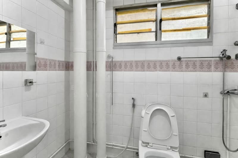 643 Jurong West Street 61 HDB Flat For Sale at S$ 510,000 | PropertyGuru Singapore - Bathroom
