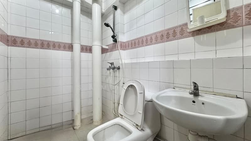 643 Jurong West Street 61 HDB Flat For Sale at S$ 510,000 | PropertyGuru Singapore - Bathroom