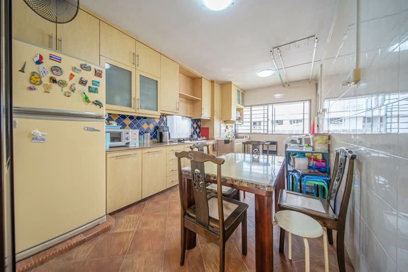 577 Ang Mo Kio Avenue 10 HDB Flat For Sale at S$ 538,000 | PropertyGuru Singapore - Kitchen
